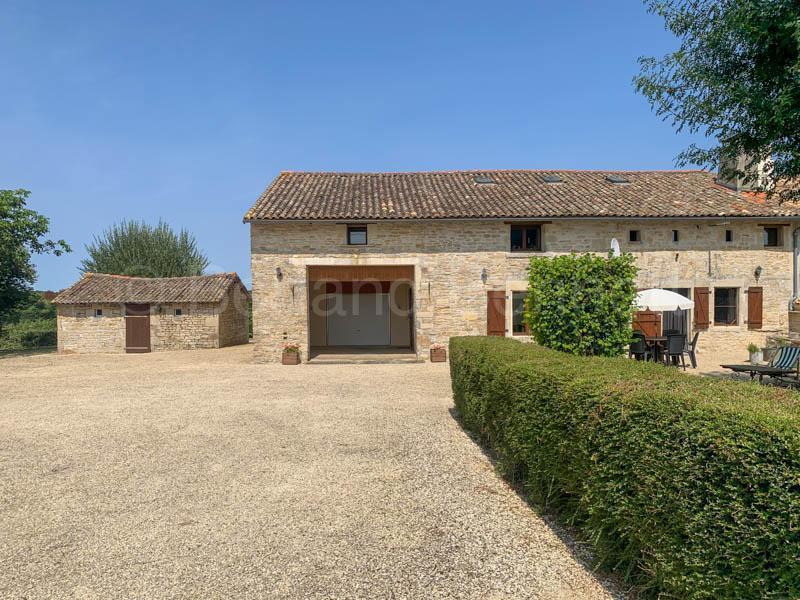 Belle maison en pierres avec grange et grand terrain