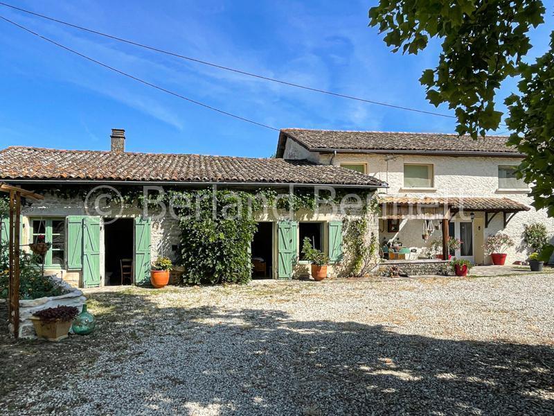 Maison en pierres avec grand terrain et piscine