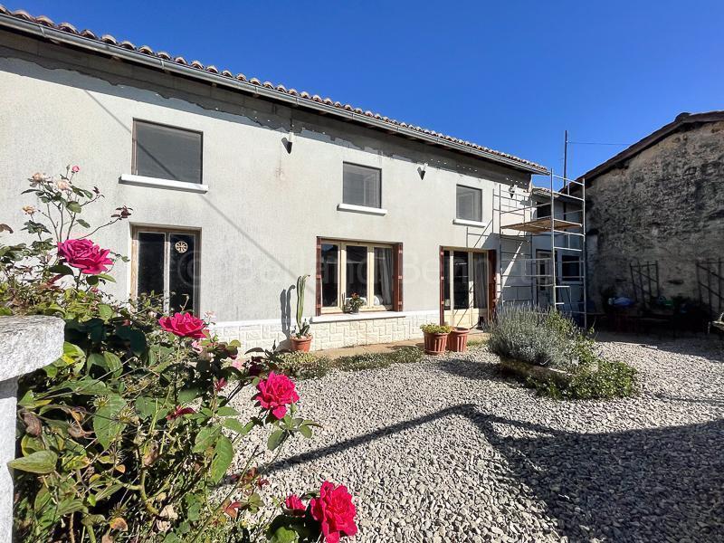 Maison de campagne avec grange et jardin