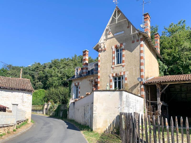 Belle maison bourgeoise avec cour et bois