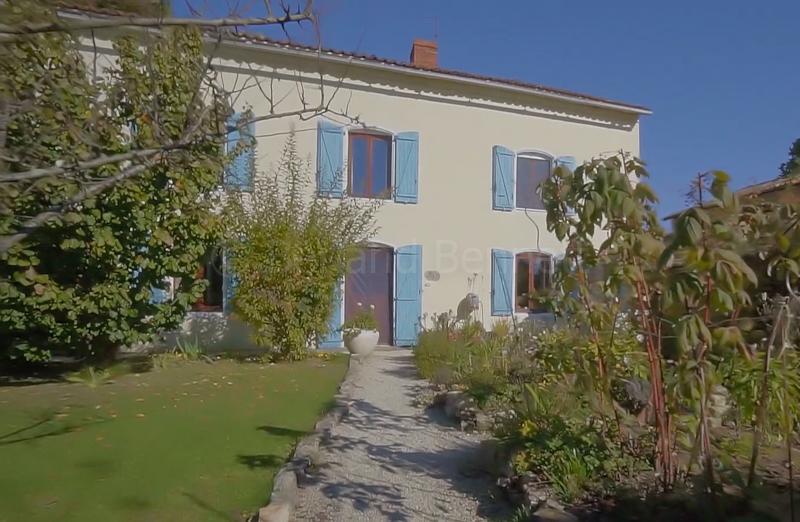 Maison de village en pierres avec gite, dépendances et jardin.