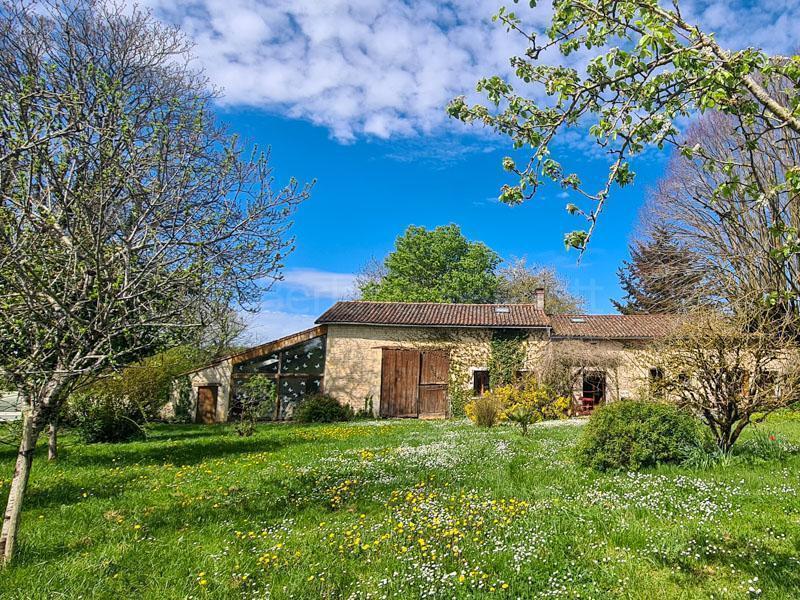 Grande maison en pierre avec piscine et beau terrain