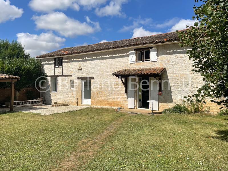 Belle maison en pierres avec piscine