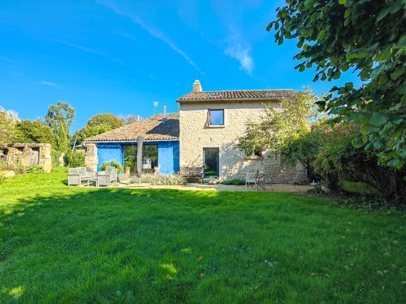 Jolie maison en pierre avec terrain