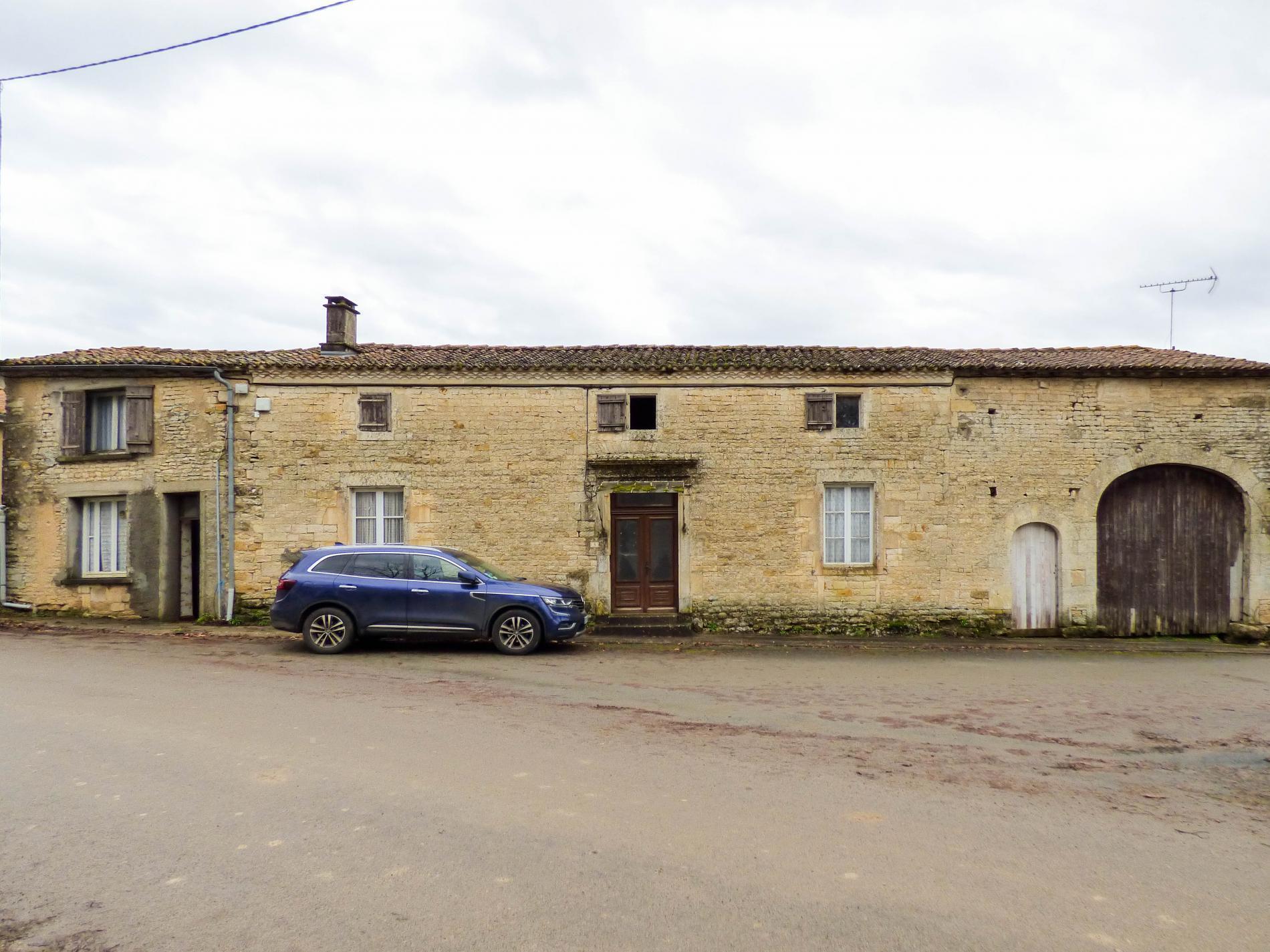 Maison de village avec dépendances