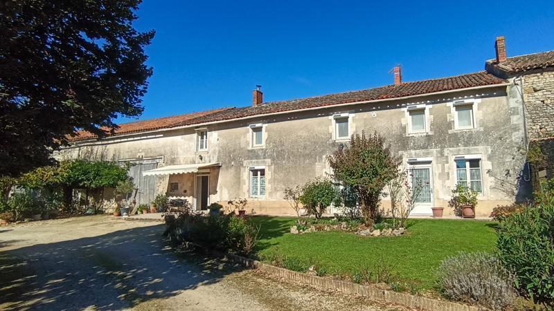 Grande maison avec dépendances et terrain  Secteur Sauzé-Vaussais ref 5068