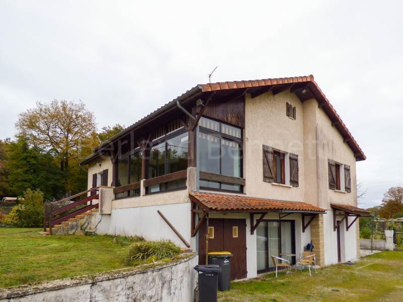 Pavillon sur sous-sol avec  deux logements